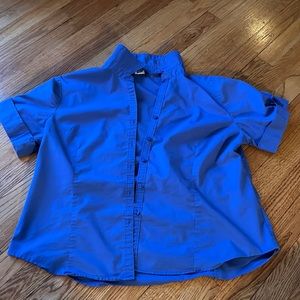XL women’s short-sleeved button up blue shirt.